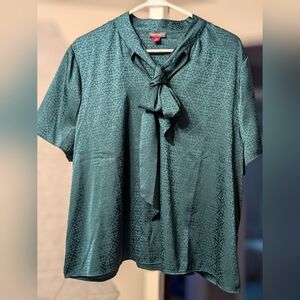 Vince Camunto Hunter green shirt